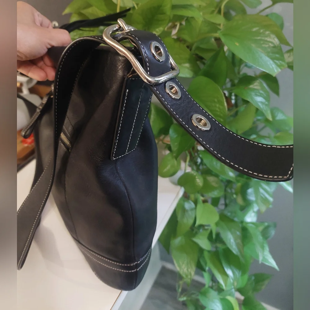 Elegant Black Leather Coach Crossbody - Picture 8 of 16